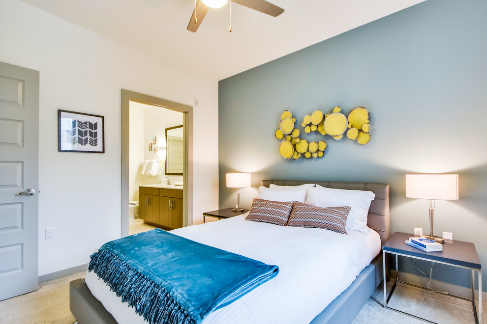 Modernes Schlafzimmer mit blauer Wandfarbe, Teppichboden und beigem Boden in Austin