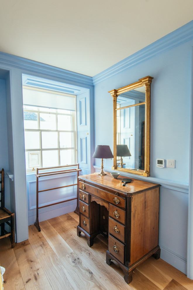 Пример оригинального дизайна: гостевая спальня среднего размера, (комната для гостей) в классическом стиле с синими стенами и паркетным полом среднего тона без камина