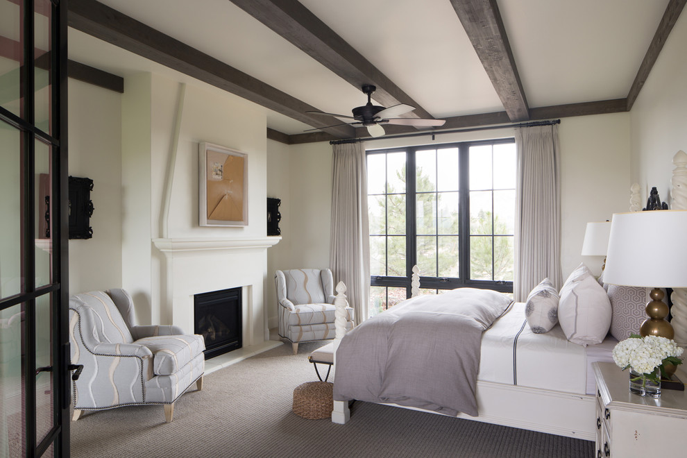 デンバーにある広いラスティックスタイルのおしゃれな主寝室 (白い壁、カーペット敷き、標準型暖炉、ベージュの床) のインテリア