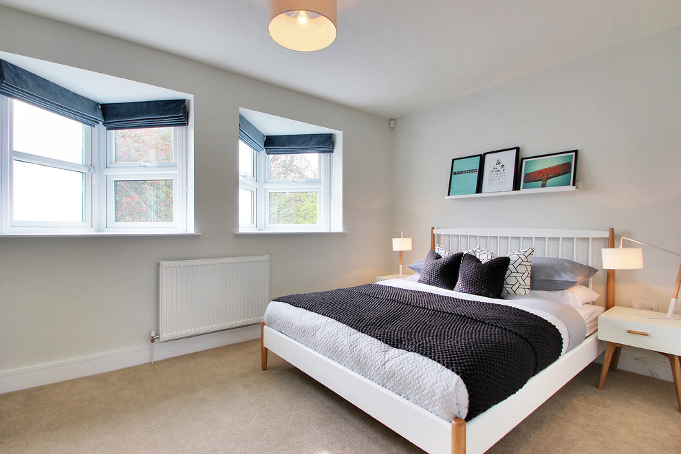 Skandinavisches Gästezimmer mit weißer Wandfarbe und Teppichboden in Kent