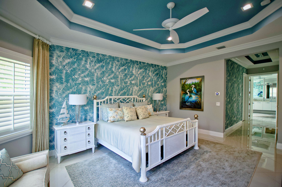 Foto på ett stort funkis huvudsovrum, med blå väggar, marmorgolv och vitt golv