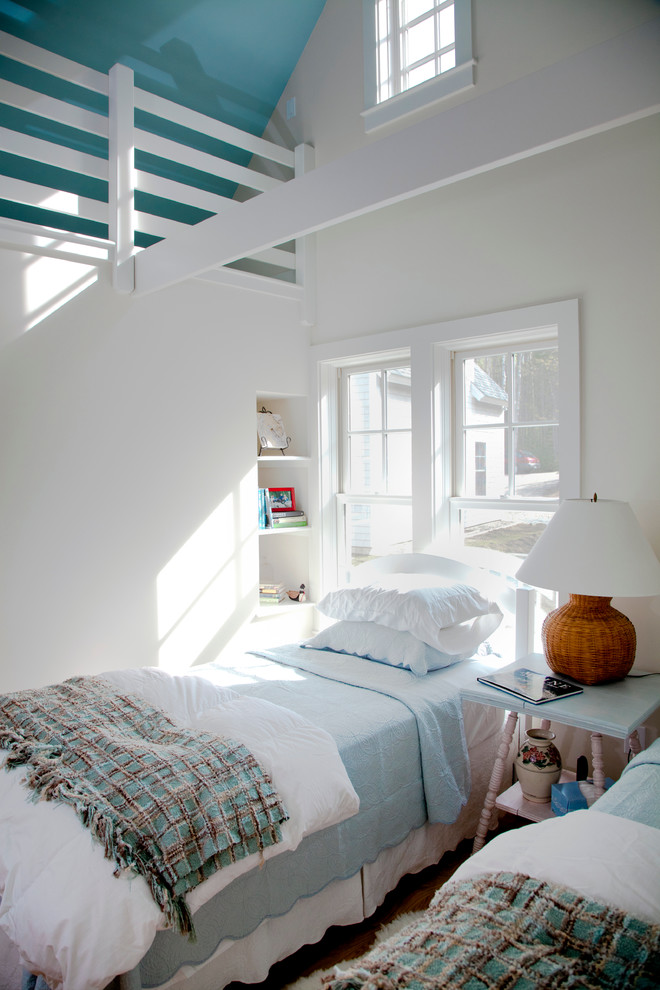 Свежая идея для дизайна: гостевая спальня среднего размера, (комната для гостей) в классическом стиле с белыми стенами и светлым паркетным полом без камина - отличное фото интерьера