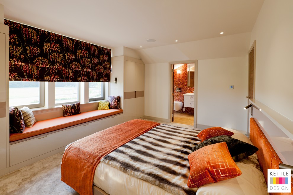 Kleines Modernes Gästezimmer ohne Kamin mit weißer Wandfarbe und Teppichboden in Sonstige