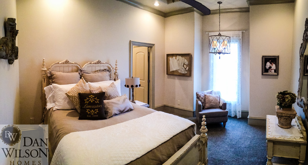 Immagine di una camera degli ospiti chic di medie dimensioni con pareti beige, moquette e nessun camino