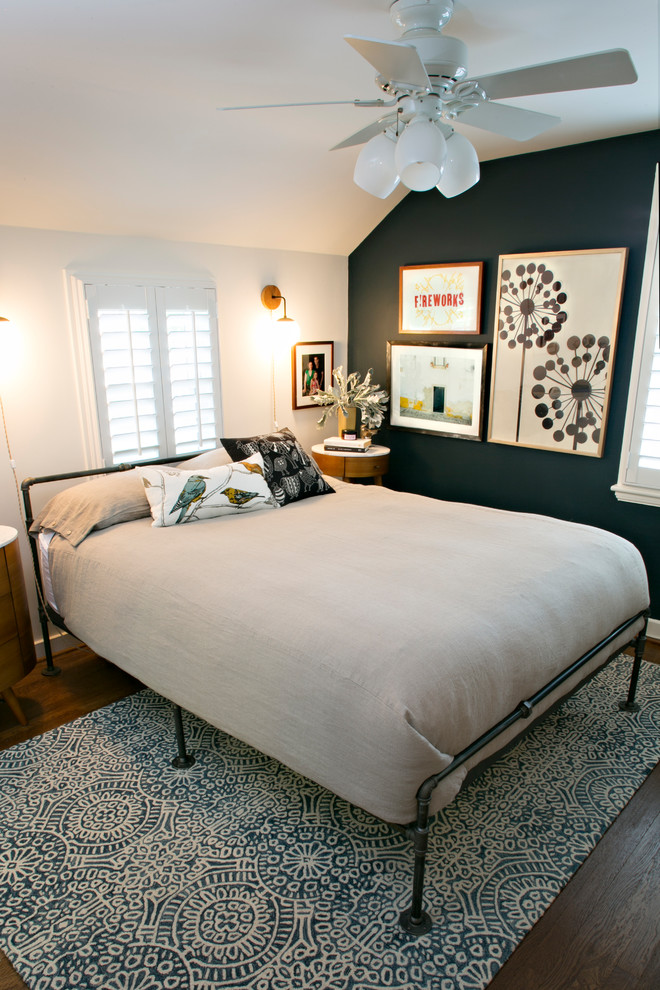 Foto de dormitorio principal tradicional renovado pequeño con paredes multicolor, suelo marrón y suelo de madera en tonos medios