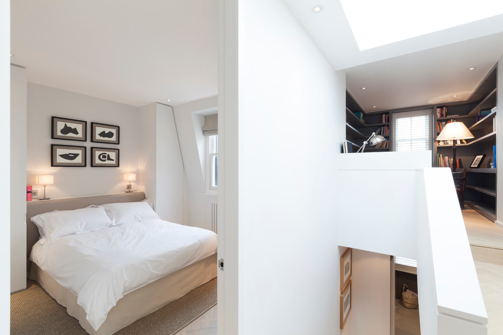 Foto di una camera degli ospiti moderna di medie dimensioni con pareti bianche, pavimento in legno massello medio e nessun camino