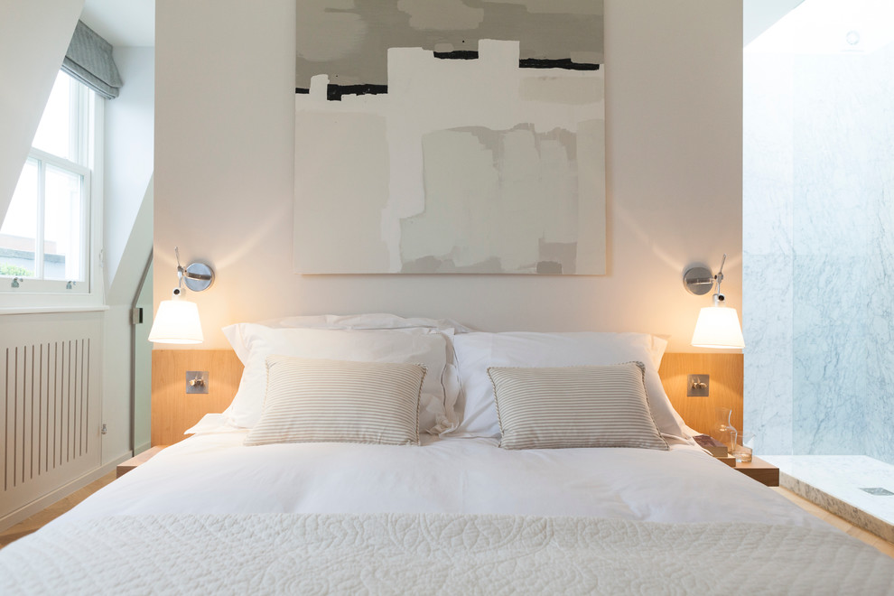 Идея дизайна: хозяйская спальня среднего размера в стиле модернизм с белыми стенами и паркетным полом среднего тона без камина