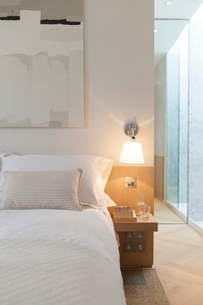 Свежая идея для дизайна: хозяйская спальня среднего размера в стиле модернизм с белыми стенами и паркетным полом среднего тона без камина - отличное фото интерьера
