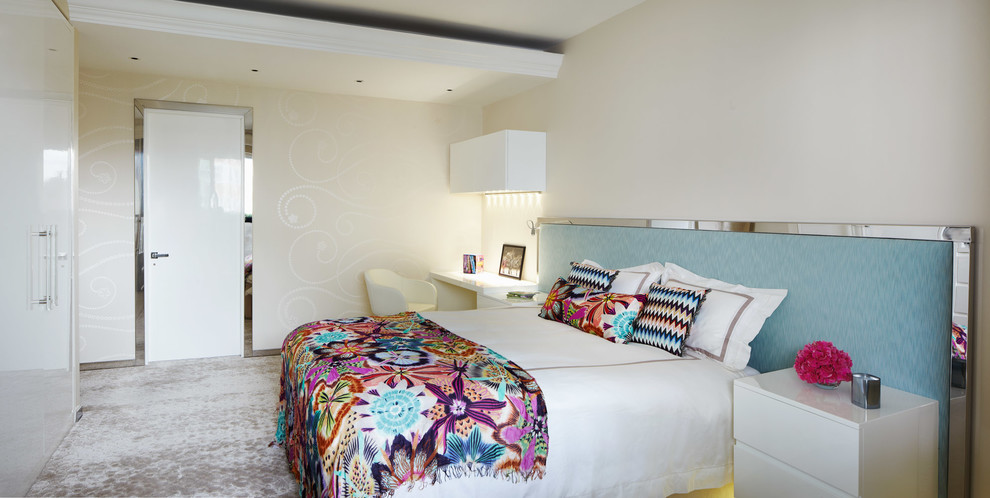 This is an example of a contemporary bedroom in London.