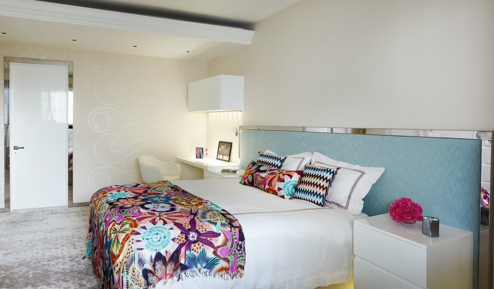 ロンドンにあるコンテンポラリースタイルのおしゃれな寝室 (白い壁、カーペット敷き、グレーとクリーム色) のインテリア