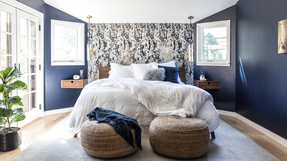 サクラメントにあるコンテンポラリースタイルのおしゃれな寝室 (青い壁、茶色い床)