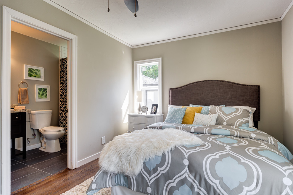 На фото: гостевая спальня среднего размера, (комната для гостей) в стиле ретро с серыми стенами и темным паркетным полом с