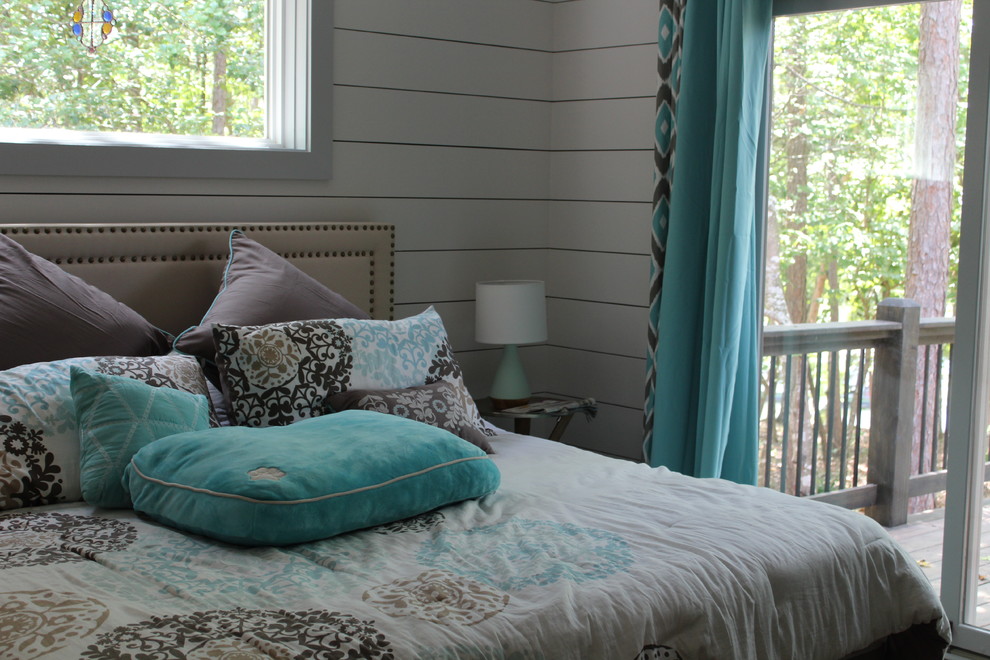 Ejemplo de dormitorio principal de estilo americano grande con paredes multicolor, moqueta y suelo gris