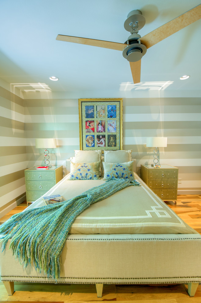 Diseño de habitación de invitados exótica de tamaño medio sin chimenea con paredes grises y suelo de madera en tonos medios