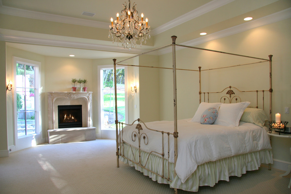 Пример оригинального дизайна: спальня в классическом стиле с стандартным камином