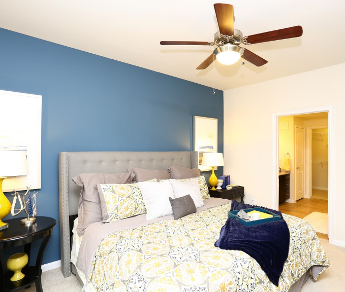 Cette image montre une chambre design avec un mur bleu et aucune cheminée.