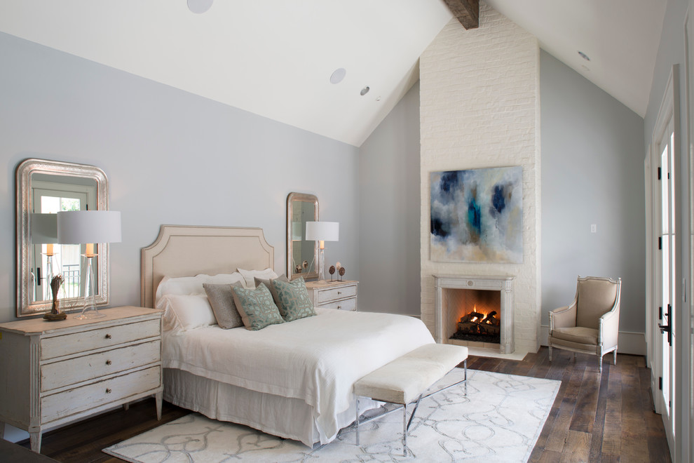 Aménagement d'une chambre parentale contemporaine de taille moyenne avec un mur bleu, parquet foncé, une cheminée standard et un manteau de cheminée en pierre.