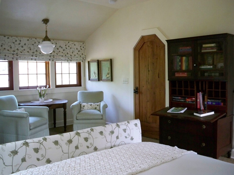 アトランタにあるトラディショナルスタイルのおしゃれな客用寝室 (白い壁) のインテリア