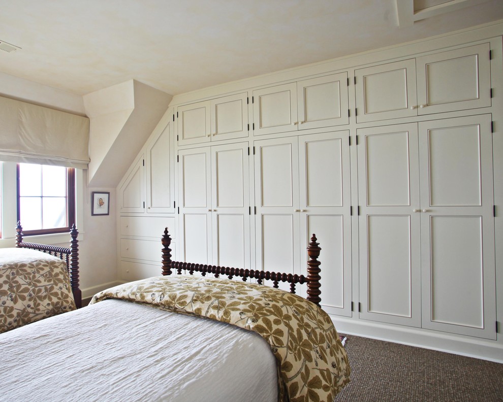 Пример оригинального дизайна: гостевая спальня (комната для гостей) в классическом стиле с белыми стенами и ковровым покрытием