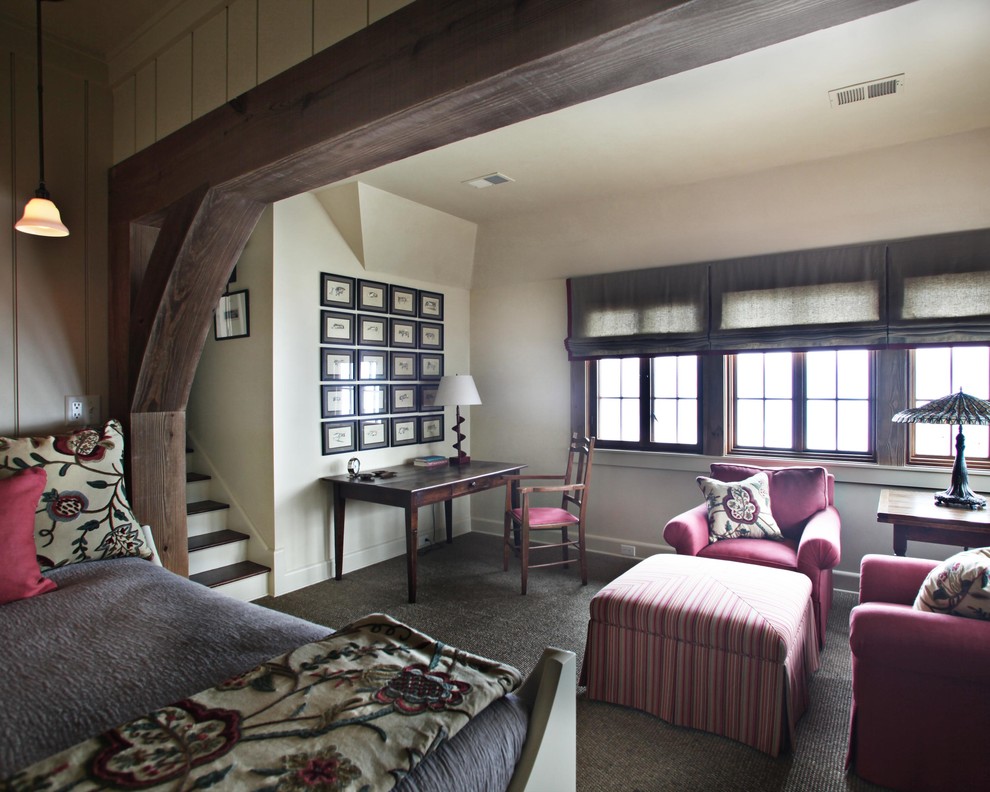 Imagen de dormitorio clásico con paredes blancas y con escritorio