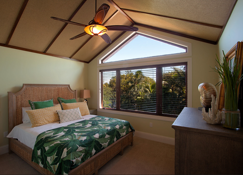Idéer för att renovera ett stort tropiskt gästrum, med gröna väggar, heltäckningsmatta och beiget golv