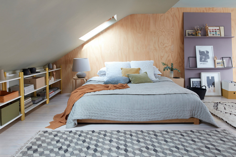 Пример оригинального дизайна: гостевая спальня (комната для гостей) в современном стиле с бежевыми стенами и белым полом