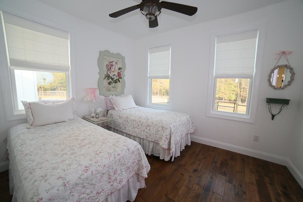 Mittelgroßes Klassisches Schlafzimmer mit weißer Wandfarbe und braunem Holzboden in Atlanta