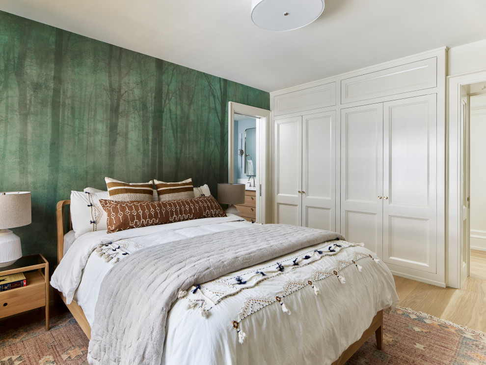 Exemple d'une chambre chic avec un mur vert, parquet clair, un sol beige et du papier peint.