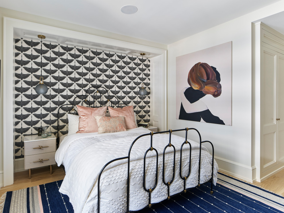 Klassisches Schlafzimmer mit weißer Wandfarbe, hellem Holzboden, beigem Boden und Tapetenwänden in Philadelphia