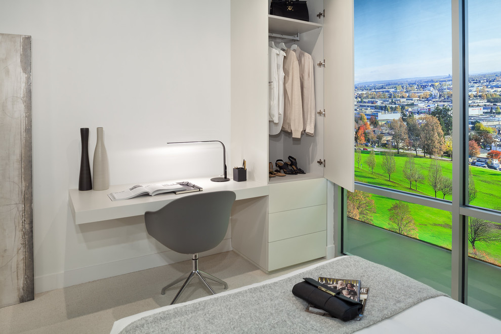 Immagine di una camera degli ospiti contemporanea di medie dimensioni con pareti bianche e moquette