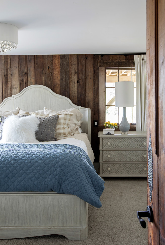 На фото: спальня в стиле кантри с коричневыми стенами, ковровым покрытием, серым полом, горизонтальным камином и фасадом камина из кирпича с