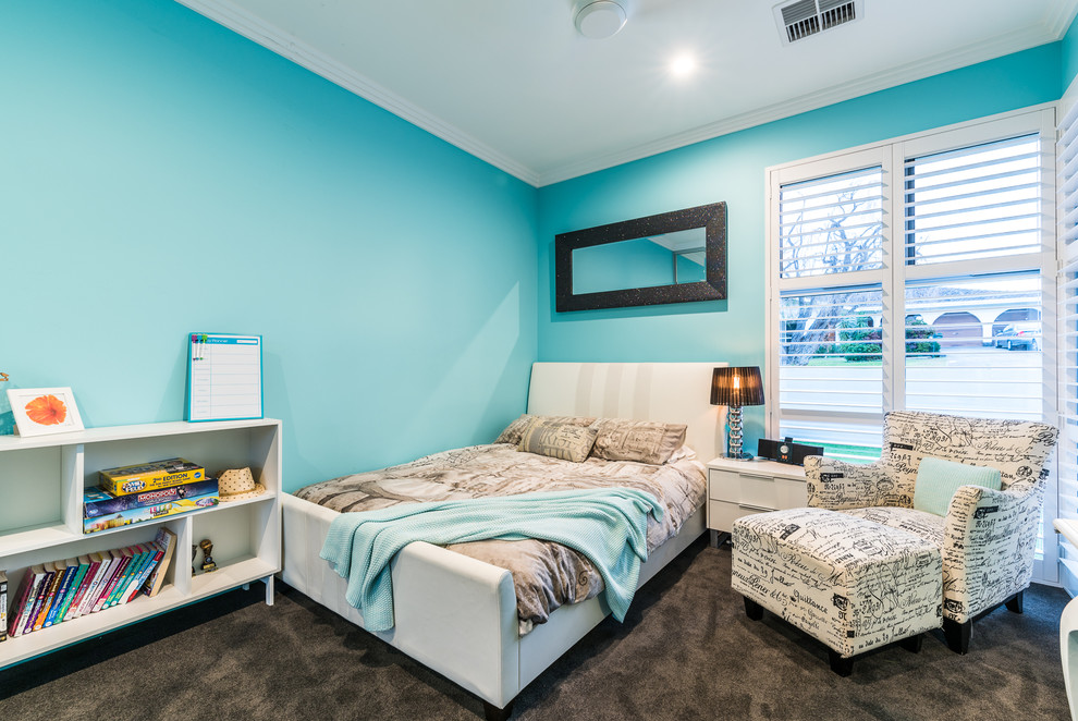 Idéer för stora funkis sovrum, med blå väggar, heltäckningsmatta och grått golv
