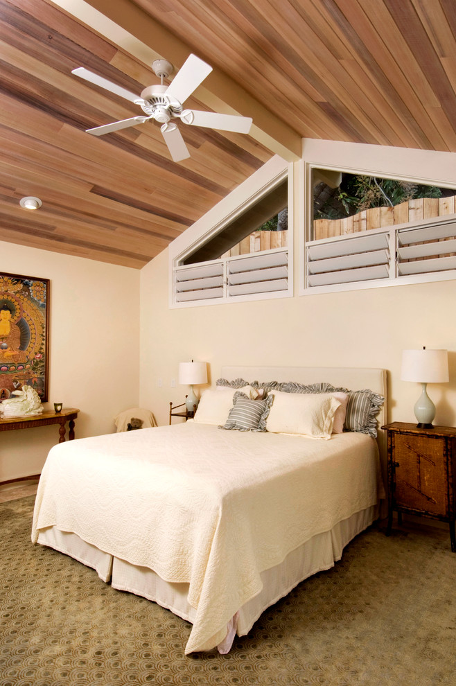 Diseño de dormitorio principal tropical de tamaño medio sin chimenea con paredes beige y moqueta