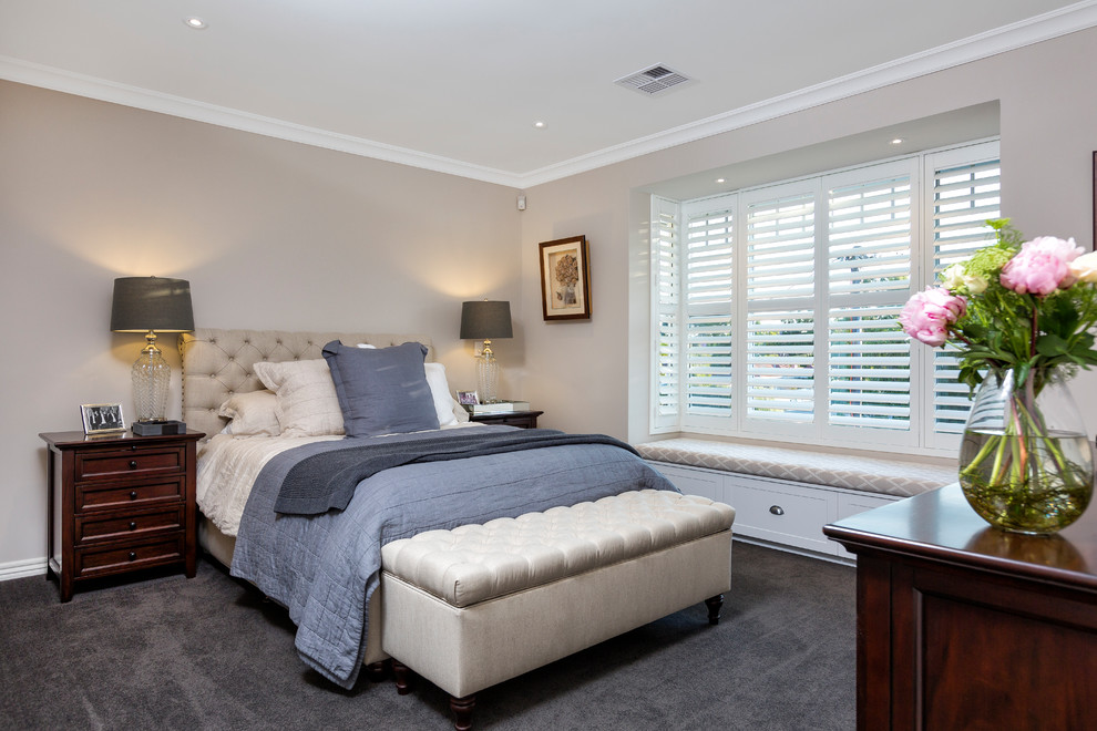 Klassisches Gästezimmer mit beiger Wandfarbe, Teppichboden und grauem Boden in Perth