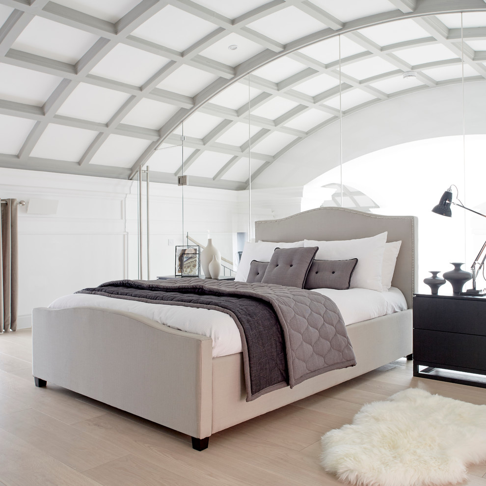 Modernes Schlafzimmer mit weißer Wandfarbe und hellem Holzboden in Sonstige
