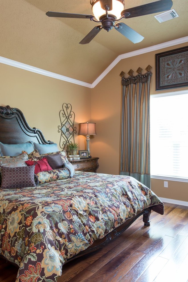 Foto de dormitorio mediterráneo con paredes beige y suelo de madera en tonos medios