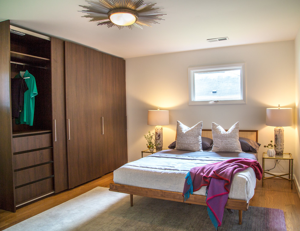 Свежая идея для дизайна: большая хозяйская спальня в стиле модернизм с белыми стенами, полом из ламината и коричневым полом без камина - отличное фото интерьера
