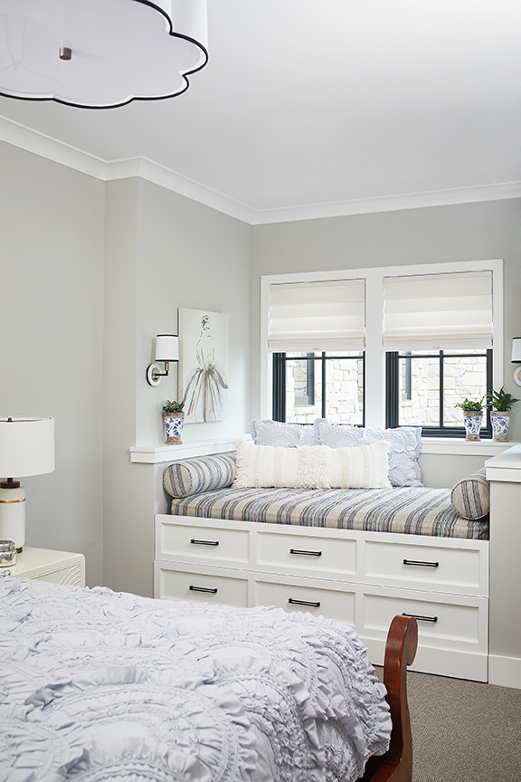 На фото: гостевая спальня (комната для гостей) в стиле неоклассика (современная классика) с серыми стенами, ковровым покрытием и серым полом с