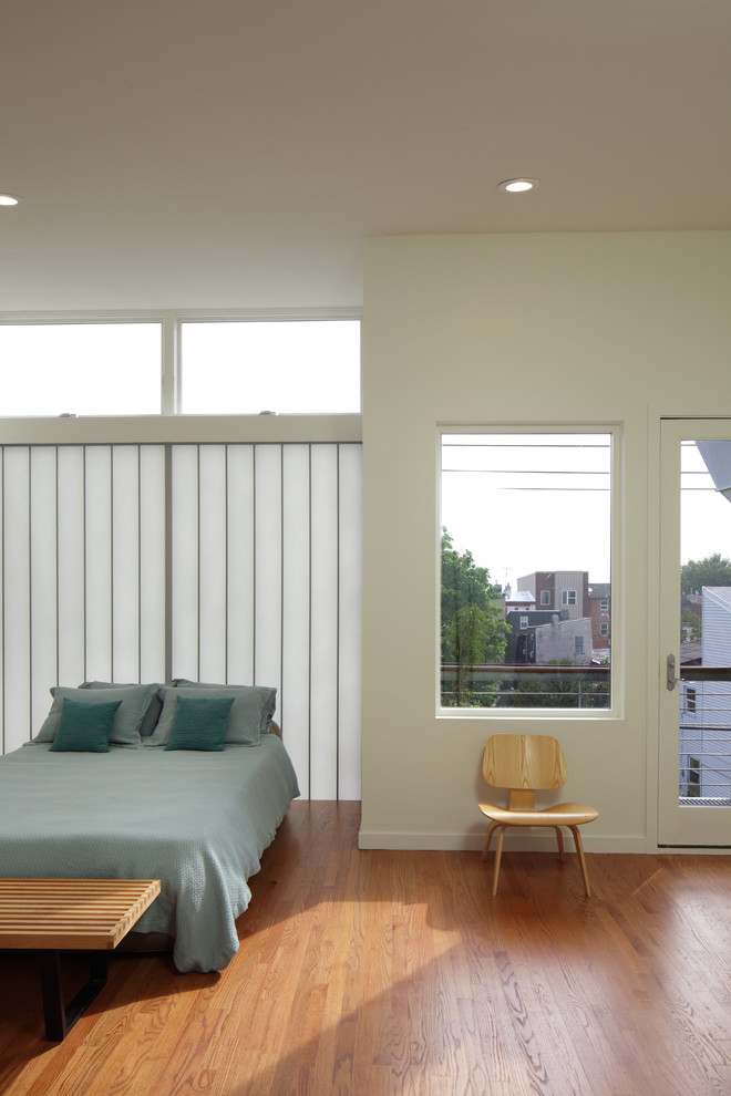 Diseño de habitación de invitados minimalista con paredes beige y suelo de madera en tonos medios