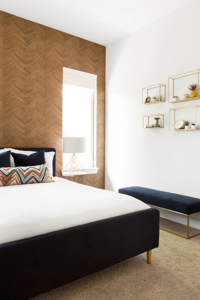Mittelgroßes Modernes Gästezimmer ohne Kamin mit brauner Wandfarbe, Teppichboden und grauem Boden in Dallas