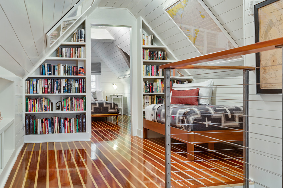 Modernes Schlafzimmer im Dachboden mit weißer Wandfarbe, braunem Holzboden und braunem Boden in New York