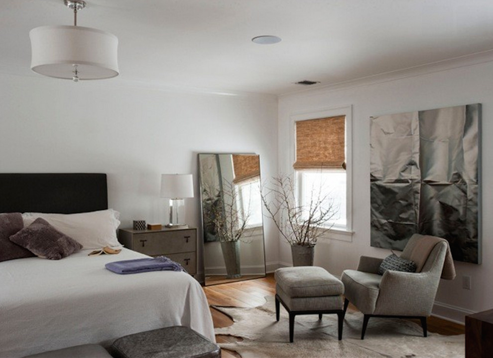 Ejemplo de dormitorio tradicional renovado grande sin chimenea con paredes blancas, suelo de madera en tonos medios y suelo marrón