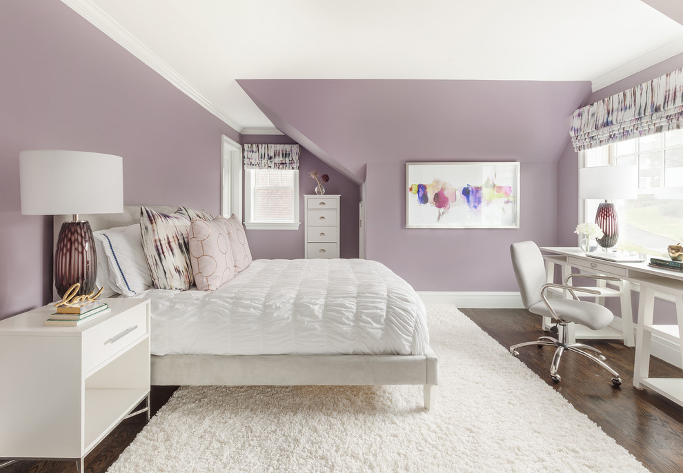 Immagine di una camera da letto chic con pareti viola, parquet scuro e nessun camino