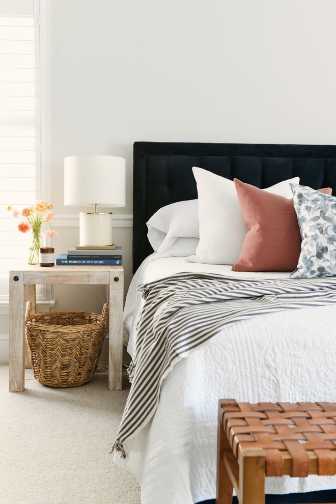 Ejemplo de dormitorio de estilo de casa de campo con paredes blancas, moqueta y suelo blanco