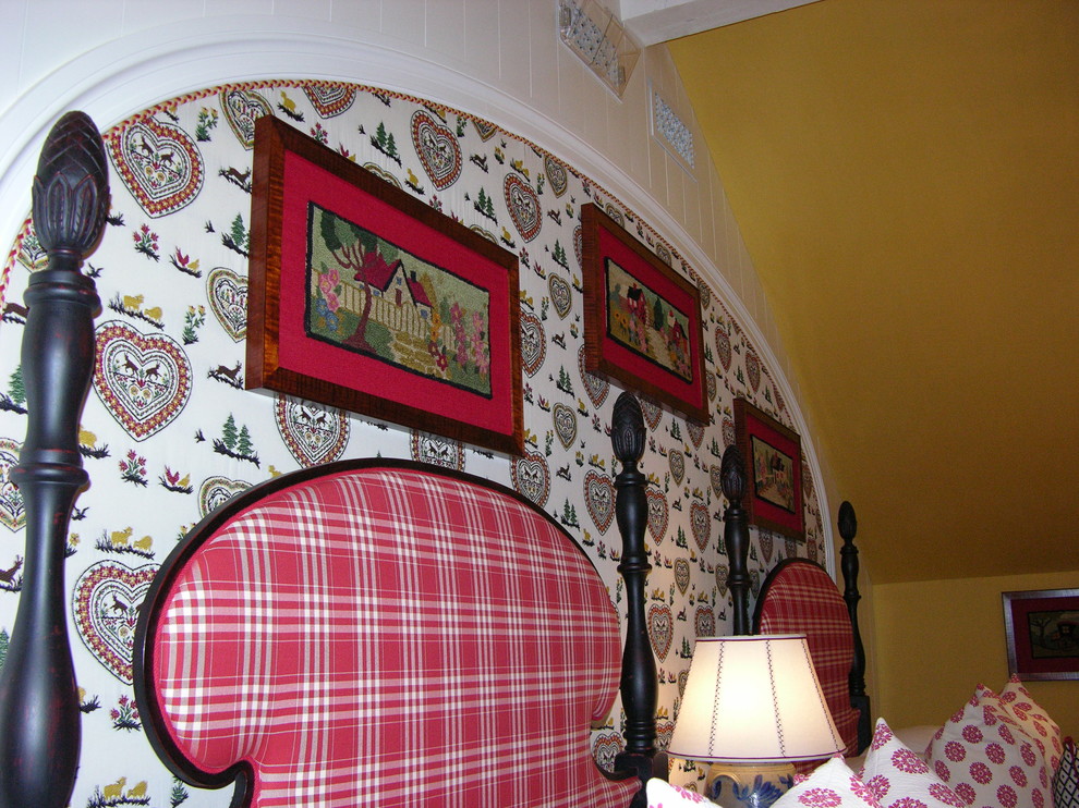 Imagen de dormitorio principal tradicional sin chimenea con paredes amarillas y moqueta
