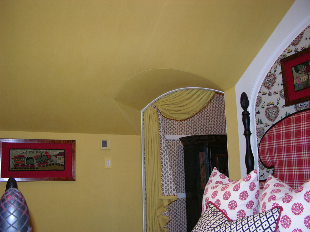 Modelo de dormitorio principal clásico sin chimenea con paredes amarillas y moqueta