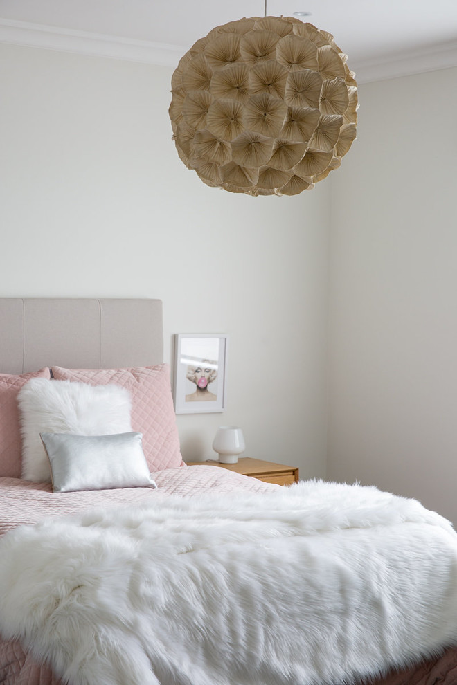 Idées déco pour une chambre grise et rose contemporaine avec un mur blanc.
