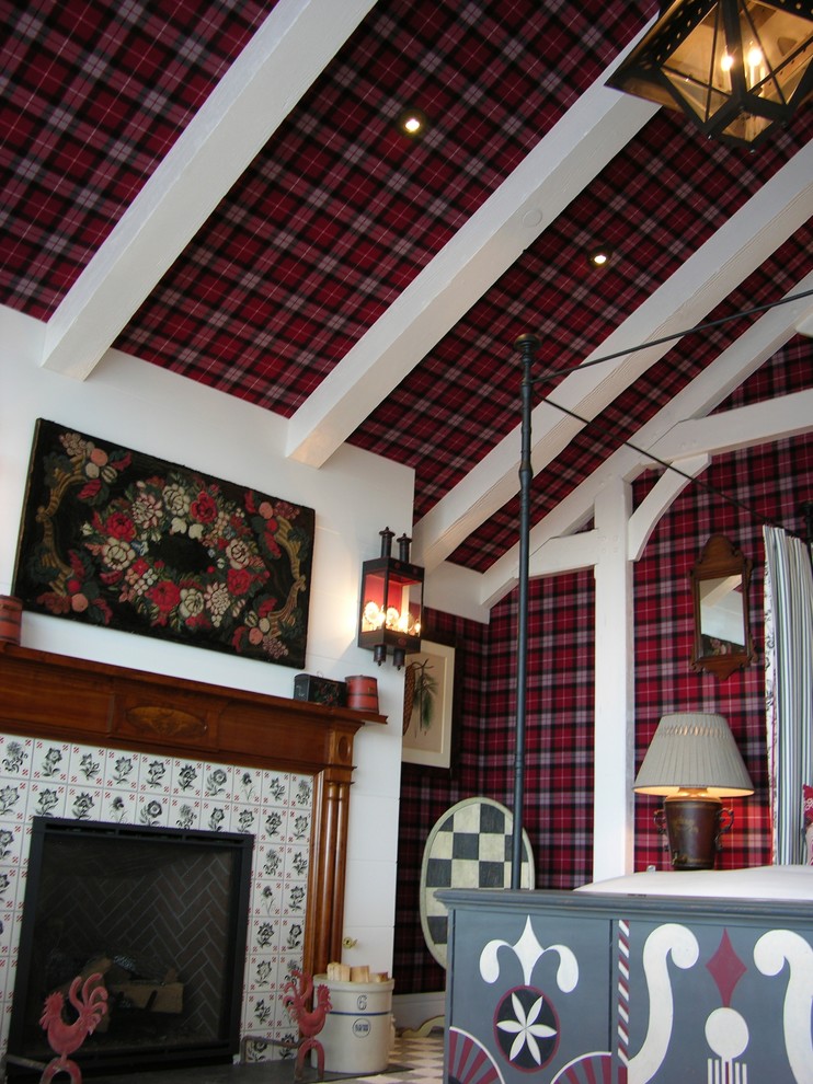 Foto di una grande camera matrimoniale country con pareti rosse, moquette, camino classico, cornice del camino piastrellata e pavimento multicolore