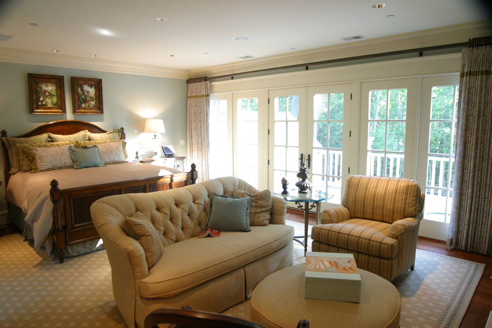 Diseño de dormitorio principal clásico grande sin chimenea con paredes azules y suelo de madera clara