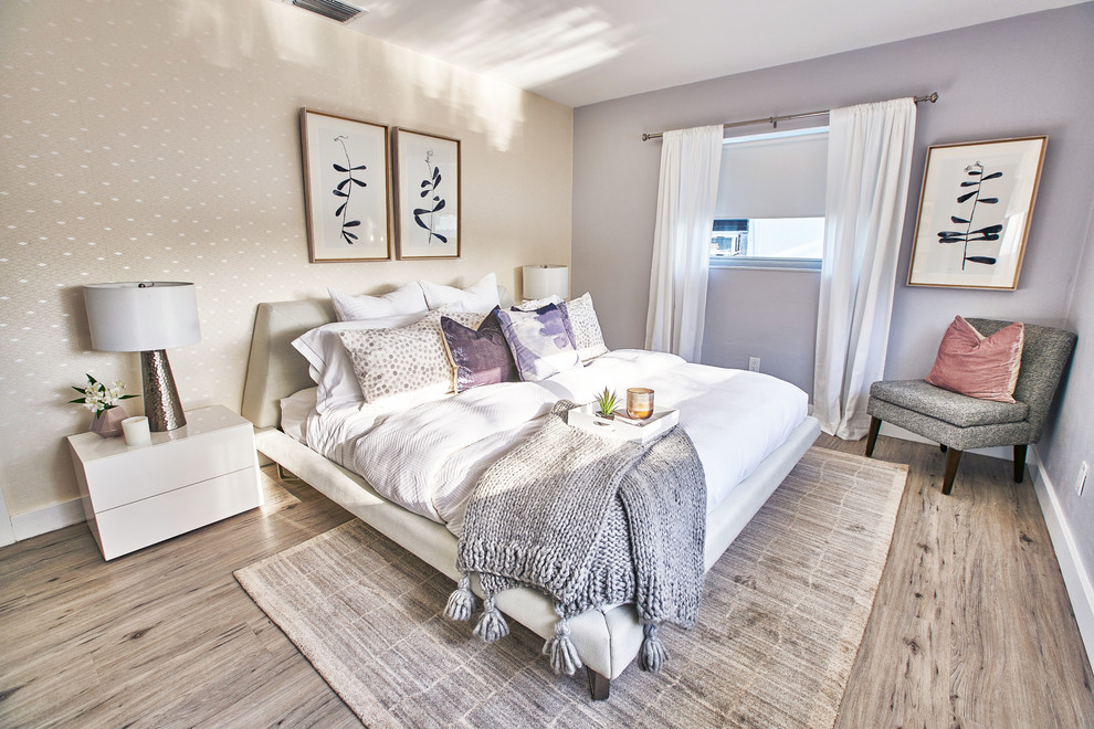 На фото: хозяйская спальня среднего размера в стиле ретро с фиолетовыми стенами, полом из винила и серым полом без камина с